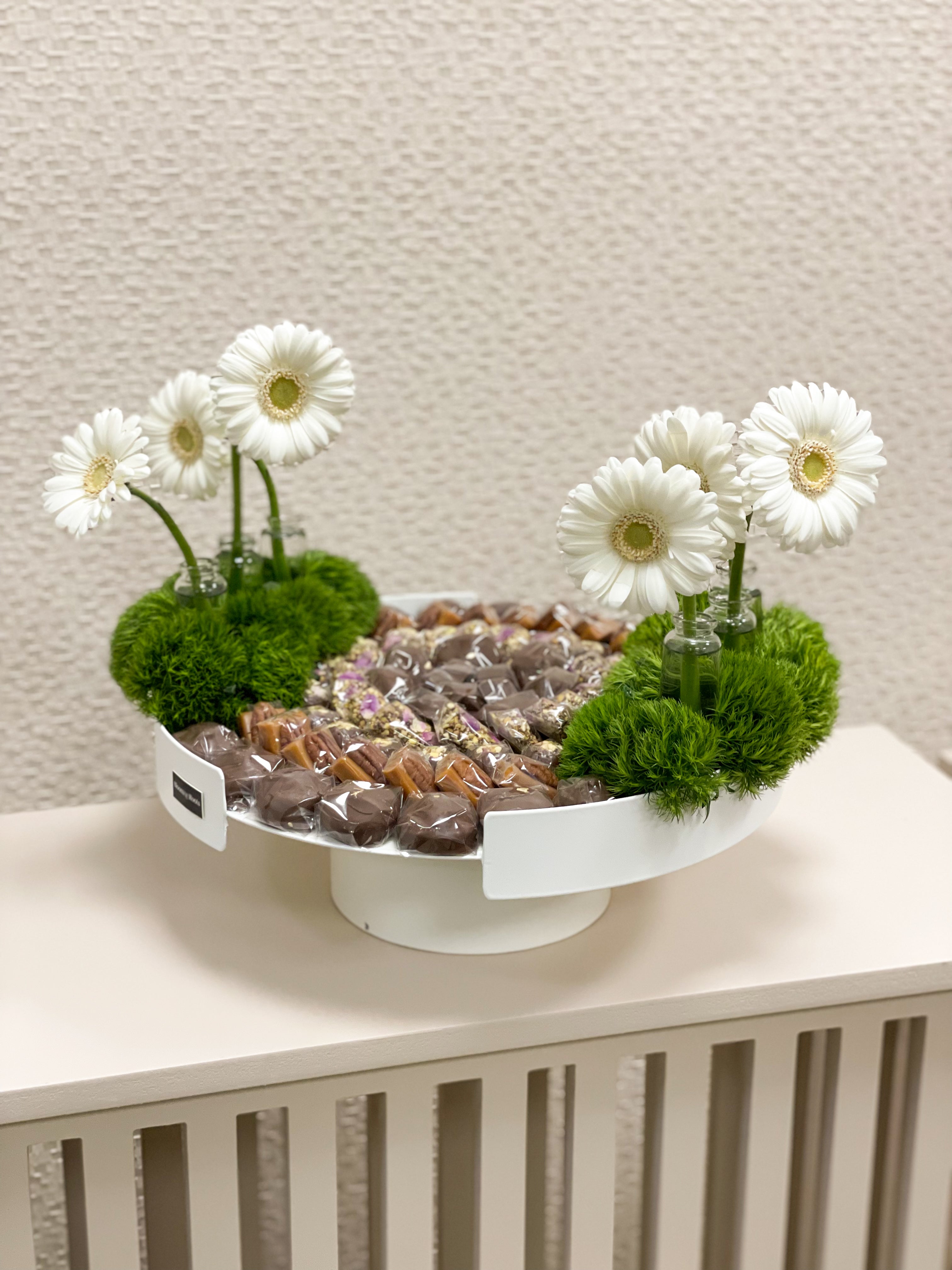 Daisy chocolate flowers tray