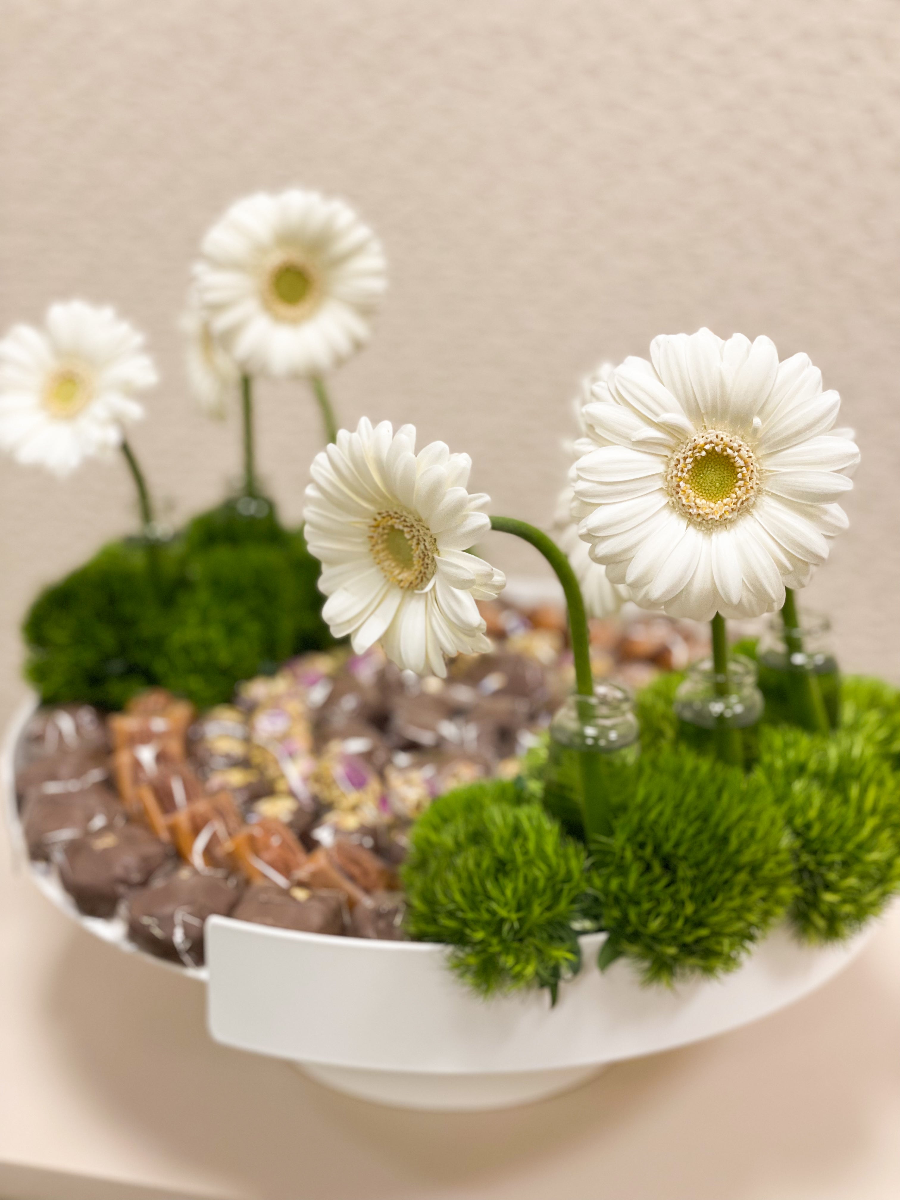 Daisy chocolate flowers tray