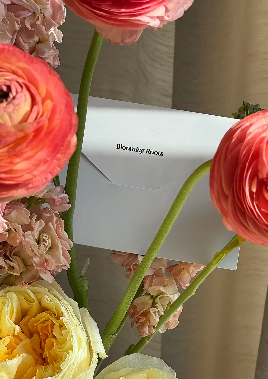 Aurora Vase Arrangement - Vase Arrangement with Roses & Ranunculus