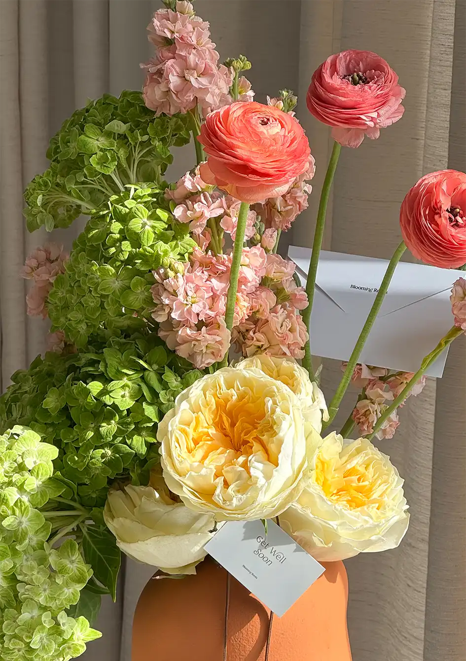 Aurora Vase Arrangement - Vase Arrangement with Roses & Ranunculus